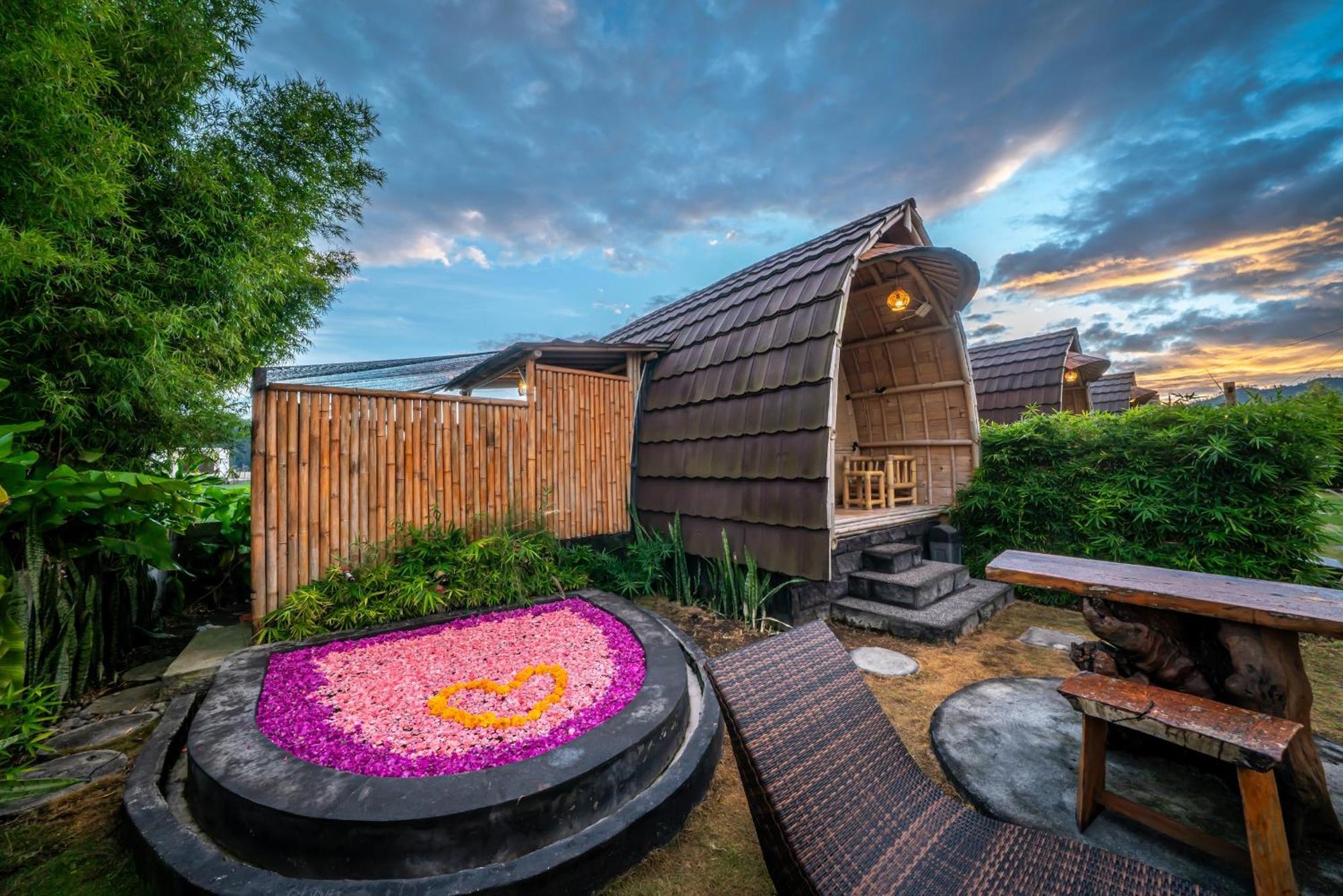 Tegal Bamboo Cottages & Private Hot Spring Baturaja (Bali) Exterior foto